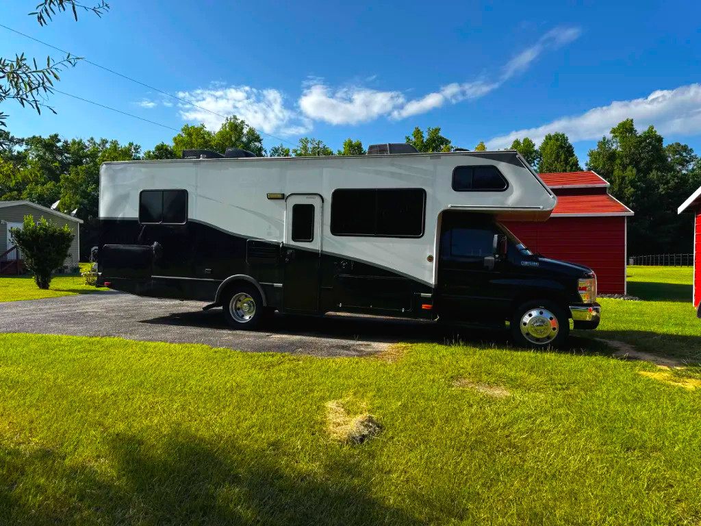Road Dog Rentals tour RV exterior